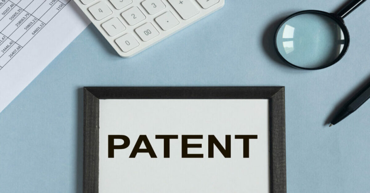The word "patent" is written on the board. 